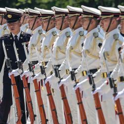 Un miembro de alto rango (izq.) revisa a una guardia de honor formada antes de la llegada del primer ministro japonés, Shigeru Ishiba. Foto de Richard A. Brooks / AFP | Foto:AFP
