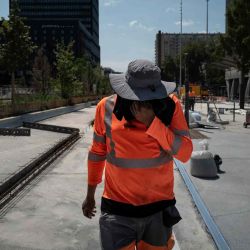 Un obrero trabaja en una obra en el barrio de Lyon Part Dieu, durante una ola de calor. Foto de JEFF PACHOUD / AFP | Foto:AFP