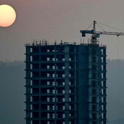 Un edificio en construcción se ve al atardecer en Islamabad. Foto de Aamir QURESHI / AFP | Foto:AFP