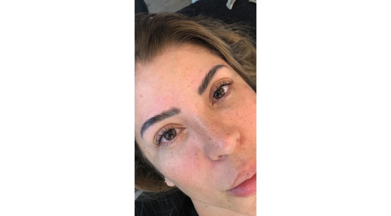Miradas que hablan: cejas y pestañas protagonistas del 2025.