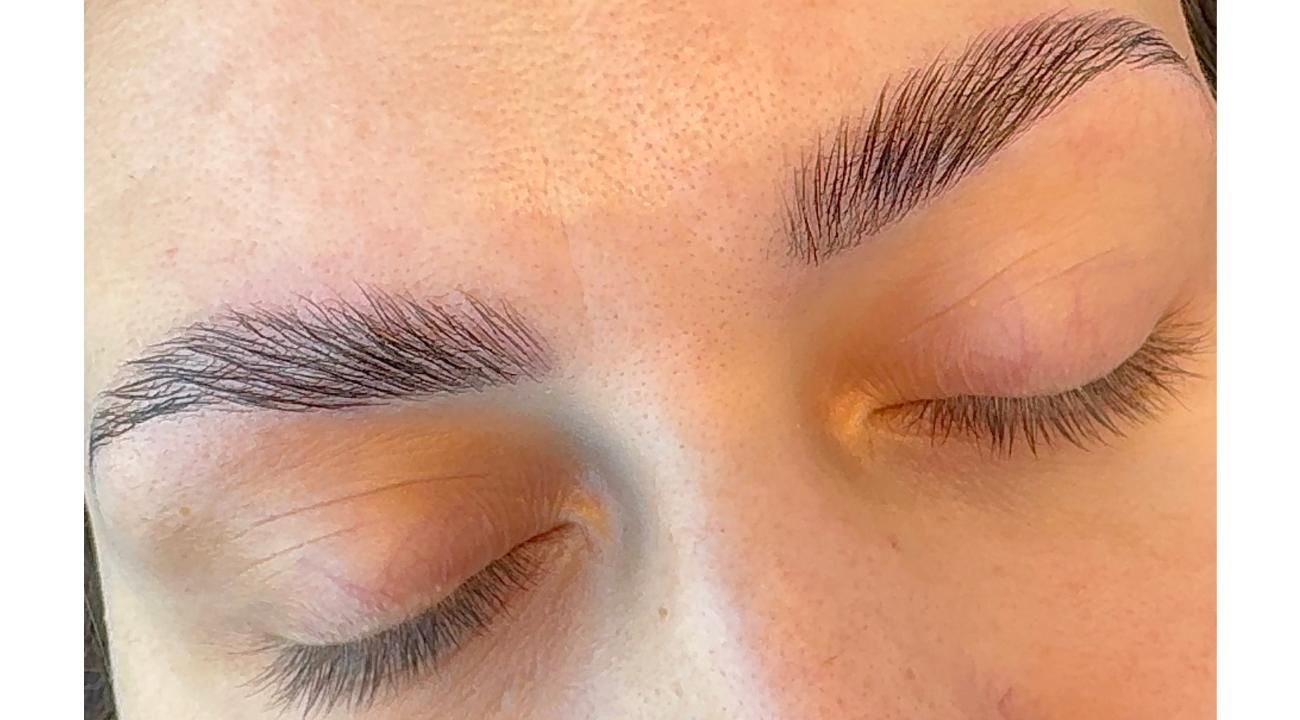 Miradas que hablan: cejas y pestañas protagonistas del 2025.