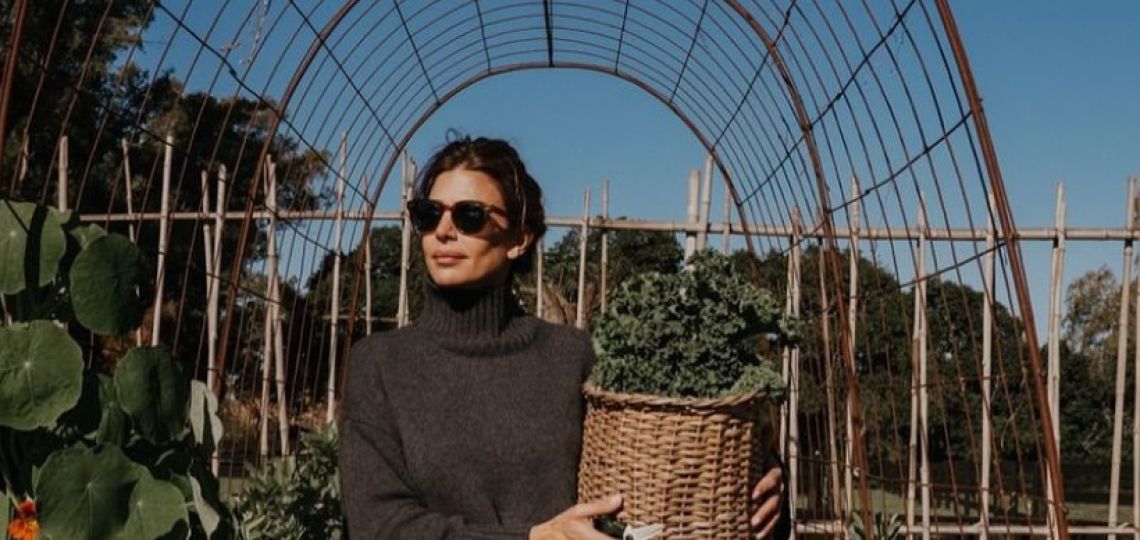 Juliana Awada inspira con un sweater oversize y crea un look sin esfuerzo