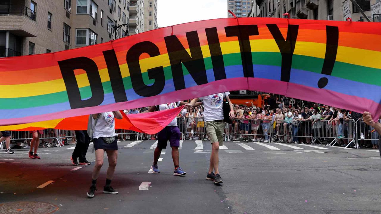 Los participantes del desfile portan una gran bandera del orgullo durante la Marcha del Orgullo de Nueva York. Foto de Leonardo Munoz / AFP | Foto:AFP
