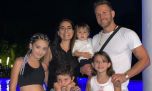 Juguetes a mano, música y huerta propia, los pilares con los que Axel cría a sus hijos
