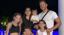 Axel junto a su exesposa e hijos
