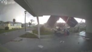Así un tornado levantó la casa de una jubilada con su mascota en Florida.