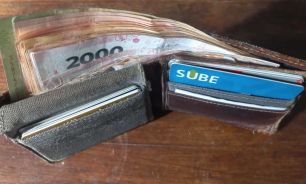 Billetera con pesos 20250630