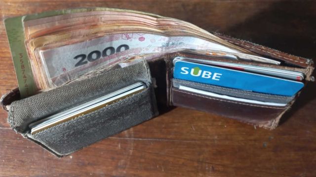 Billetera con pesos 20250630