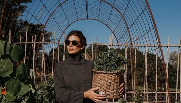 Juliana Awada inspira con un sweater oversize y crear un look sin esfuerzo