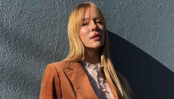 Nicole Neumann impactó con su último look: traje en tono caramelo y botas animal print