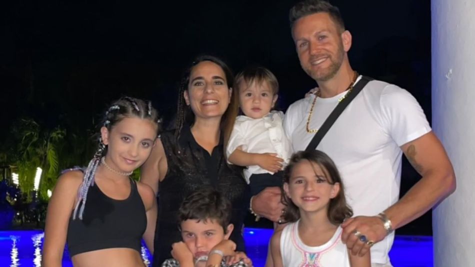 Axel junto a su exesposa e hijos