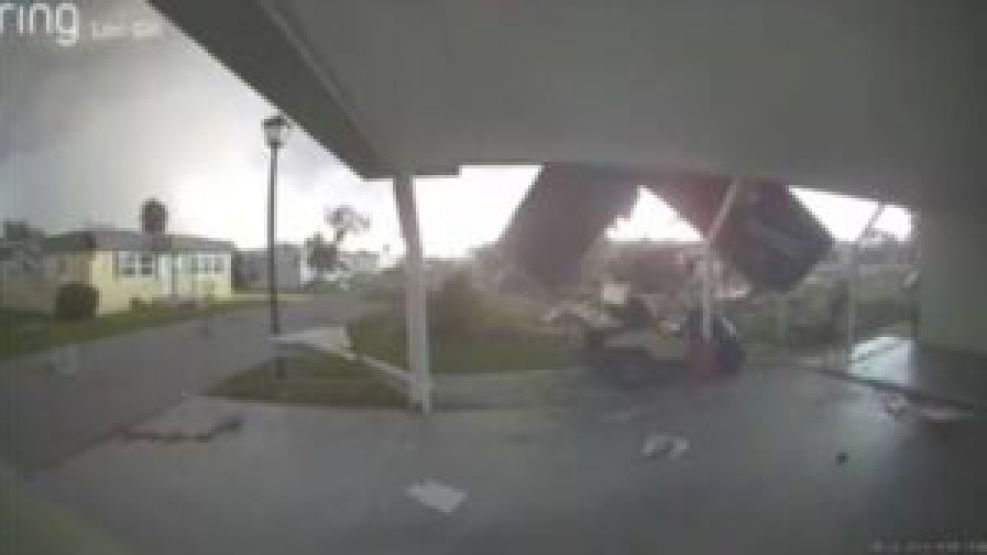 Así un tornado levantó la casa de una jubilada con su mascota en Florida.