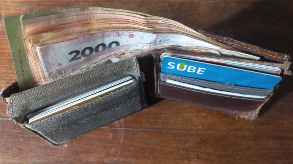 Billetera con pesos 20250630