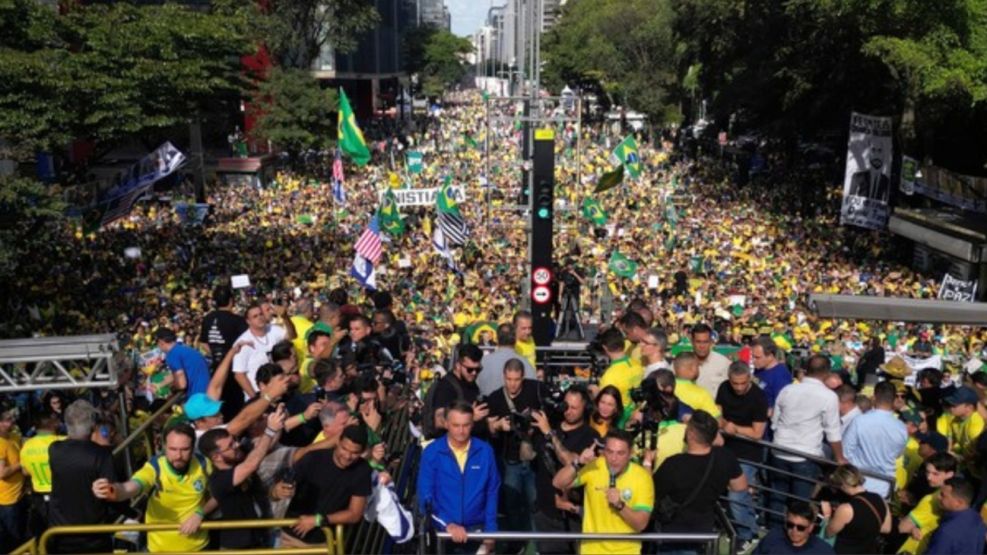 Bolsonaro se defiende en San Pablo