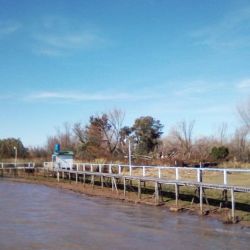 La pesca se hace caminando y acompañando la línea en su derive. Al llegar a la punta del muelle se debe levantar y volver a empezar detrás del último aficionado, una cuestión de códigos y respeto entre los aficionados. (Foto de archivo). 
