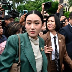 El primer ministro de Tailandia, Paetongtarn Shinawatra, camina por la Casa de Gobierno tras una reunión de gabinete en Bangkok. Foto de Lillian SUWANRUMPHA / AFP | Foto:AFP
