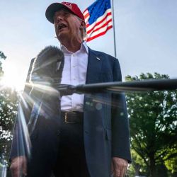 El presidente de Estados Unidos, Donald Trump, habla con miembros de la prensa al salir del Jardín Sur de la Casa Blanca en Washington, D.C. Foto de Jim WATSON / AFP | Foto:AFP