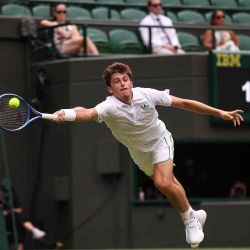 El italiano Luca Nardi devuelve un golpe de derecha al italiano Jannik Sinner durante su partido en el Campeonato de Wimbledon 2025. Foto de HENRY NICHOLLS / AFP | Foto:AFP