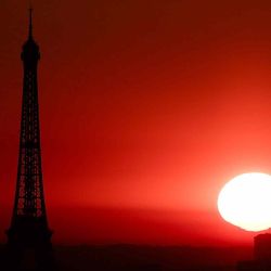 El sol sale junto a la Torre Eiffel en París. Foto de Thibaud MORITZ / AFP | Foto:AFP