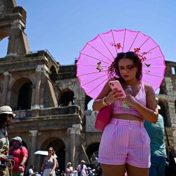 Una mujer sostiene un paraguas para protegerse del sol en un caluroso día de verano cerca del Coliseo de Roma. Foto de Tiziana FABI / AFP | Foto:AFP