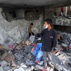Niños palestinos revisan los escombros de una vivienda en Deir el-Balah, en el centro de la Franja de Gaza. Foto de Eyad BABA / AFP | Foto:AFP