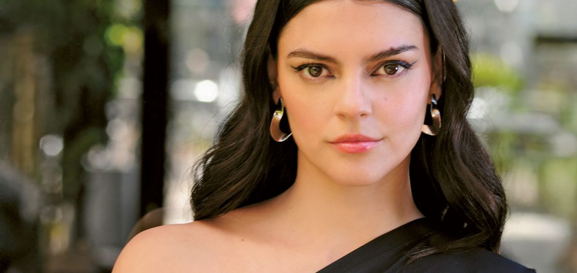 Quién es Cumelén Sanz (35), la actriz que interpreta a Zulemita en la serie "Menem" y sueña trabajar con Tarantino y Almodóvar