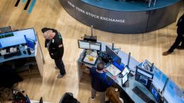 El mercado cierra en verde, pero la suba del dólar complica al Merval en dólares
