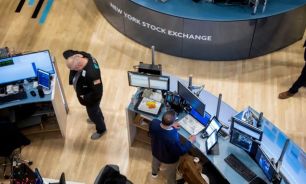 El mercado cierra en verde, pero la suba del dólar complica al Merval en dólares