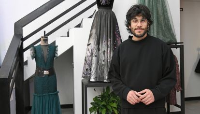 En Atelier Molina, cada prenda es más que una pieza de vestir: es un gesto de cuidado, un fragmento de emoción y una extensión del cuerpo que la habita. Carlos II Molina diseña desde lo íntimo, sin moldes ni disfraces, solo con la verdad de lo que vibra por dentro.