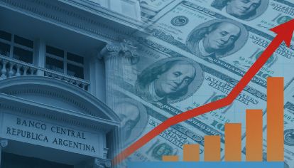 Mientras baja la inflación y crece el PBI, la apertura y la flotación desafían viejos reflejos de ahorro en dólares y protección local.