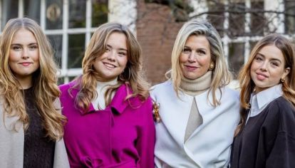 La reina de Países Bajos y las princesas posaron en el Palacio Huis ten Bosch y dieron cátedra fashionista. 