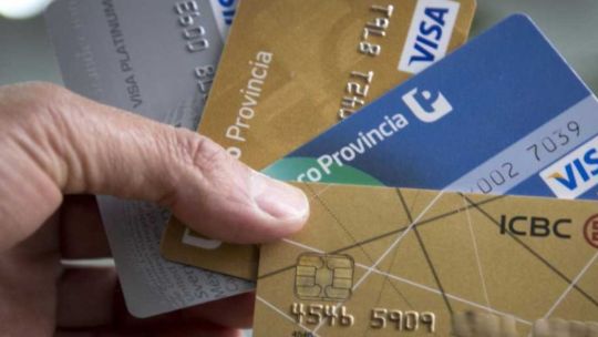 El ingreso disponible se mantuvo estable en abril, pero crece la presión del crédito sobre los hogares