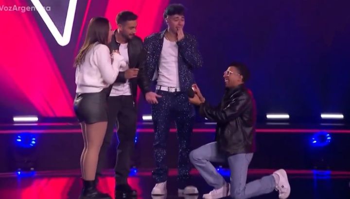 Un participante de La Voz Argentina emocionó a todos al proponerle matrimonio a su novia durante el programa