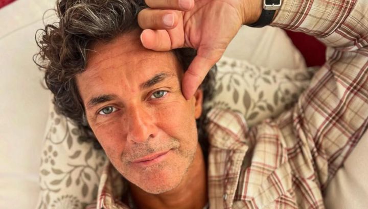 Mariano Martínez fue visto a los besos con una reconocida cantante tras su separación