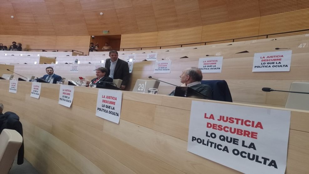 La UCR más JxC con un nuevo cartel contra el gobierno 