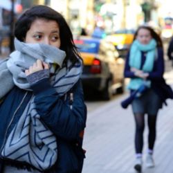 Los porteños apelaron a todo tipo de abrigos para intentar combatir el intenso frío.
