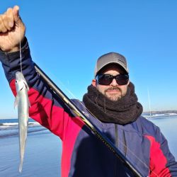 El pejerrey escardón se erige como el último bastión de a resistencia. En las últimas semanas, antes del ingreso de frío polar que irrumpió en la provincia de Buenos Aires, se registraron muy buenas pescas de la especie tanto en la Arenera del Faro como en la Escolleras Sur y Norte, en el Puerto. 
