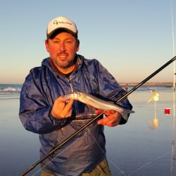 El pejerrey escardón se erige como el último bastión de a resistencia. En las últimas semanas, antes del ingreso de frío polar que irrumpió en la provincia de Buenos Aires, se registraron muy buenas pescas de la especie tanto en la Arenera del Faro como en la Escolleras Sur y Norte, en el Puerto. 
