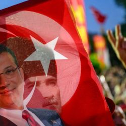 Un simpatizante sostiene una bandera del alcalde detenido de Estambul, Ekrem Imamoglu. Estambul. Foto de Yasin AKGUL / AFP | Foto:AFP