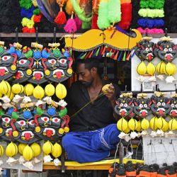 Un hombre prepara máscaras de demonio que suelen exhibirse en los hogares. Foto de R. Satish BABU / AFP | Foto:AFP