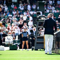 El español Carlos Alcaraz salta mientras calienta antes de jugar su partido de tenis en el Campeonato de Wimbledon 2025. Foto de Kirill KUDRYAVTSEV / AFP | Foto:AFP