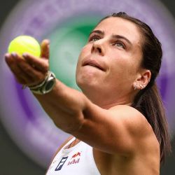 La tenista estadounidense Emma Navarro le sirve la pelota a la checa Petra Kvitova durante su partido en el Campeonato de Wimbledon 2025. Foto de HENRY NICHOLLS / AFP | Foto:AFP