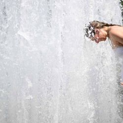 Una joven se sumerge en el agua fresca de una fuente del parque Lustgarten, en la Isla de los Museos de Berlín. Foto de Tobias SCHWARZ / AFP | Foto:AFP