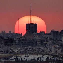 Esta imagen, tomada desde la frontera israelí con la Franja de Gaza, muestra la puesta de sol. Foto de Jack GUEZ / AFP | Foto:AFP