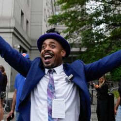 La gente reacciona frente a la corte federal tras el anuncio de los veredictos durante el juicio de Sean Combs. Foto de EDUARDO MUNOZ ALVAREZ / AFP | Foto:AFP