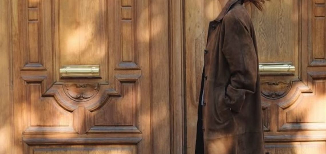 Juliana Awada y el look ideal para la ola polar: abrigo teddy, tonos neutros y elegancia relajada