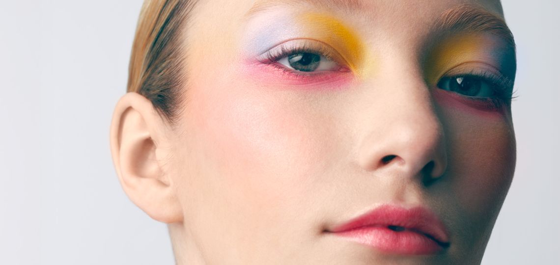 Blush en clave tendencia: tres looks con tonos rosados y rojizos para todo el día