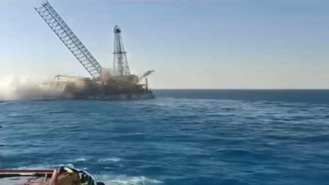 Se hundió una barcaza petrolera en el golfo de Suez: hubo 4 muertos y 22 heridos