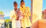 Eduardo Costantini junto a Elina y Kahlo de 5 meses, de vacaciones en Cerdeña