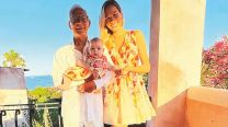 Eduardo Costantini junto a Elina y Kahlo de 5 meses, de vacaciones en Cerdeña